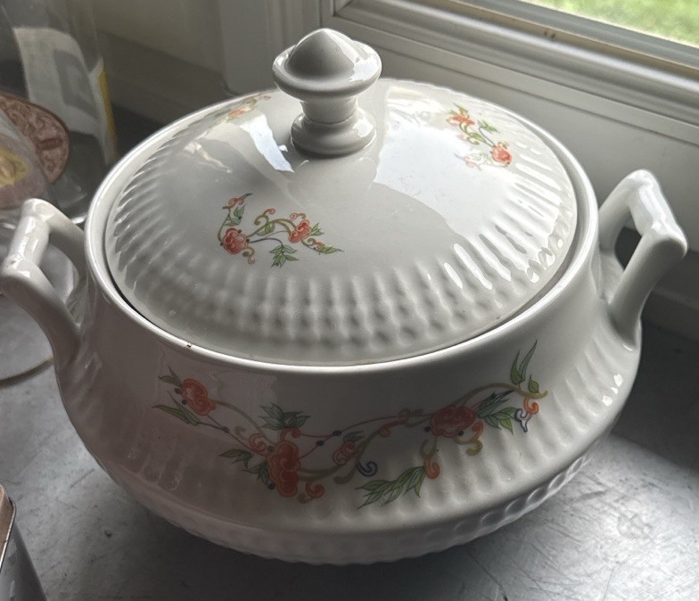 Service de table porcelaine Ligny France 79 pièces pour repas de famille et soupière rétro