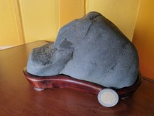Suiseki di basalto di fiume, pietra integra