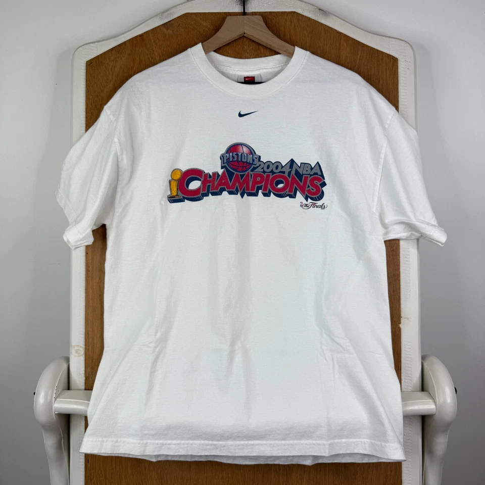 Camisa De Colección Detroit Pistons Para Hombres Grande Blanca 2004 Campeones de la NBA Nike Center Swoosh Foto 2 de 4