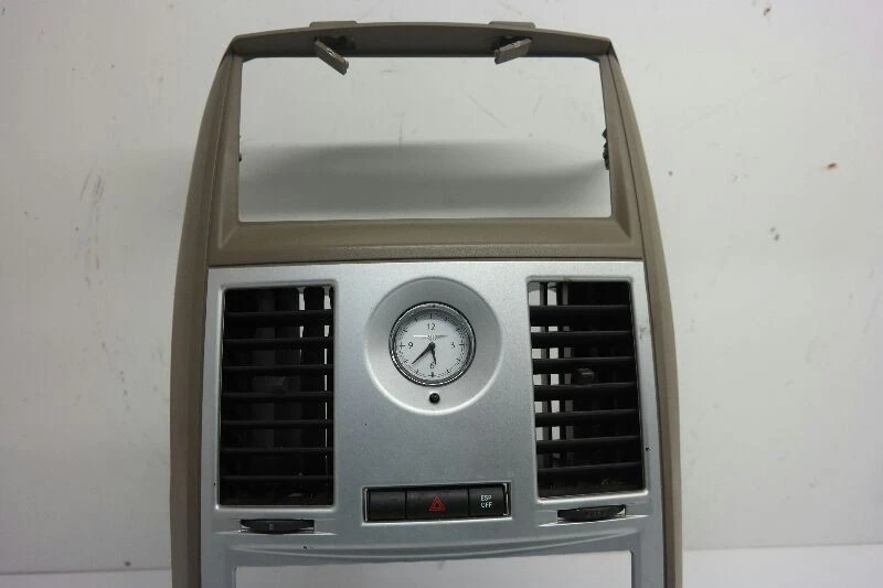 Radio bisel con rejillas de ventilación Chrysler Town Country 2008-2010 Foto 4 de 4