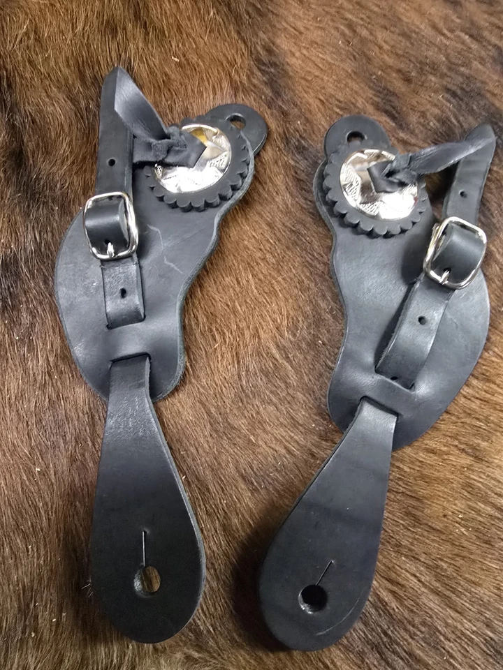 BONITA CALIDAD Cuero Negro Herramientas Espectáculo de Caballos CORREAS DE ESPOLÓN ~ Hebillas y Conchos Plateados Foto 2 de 3