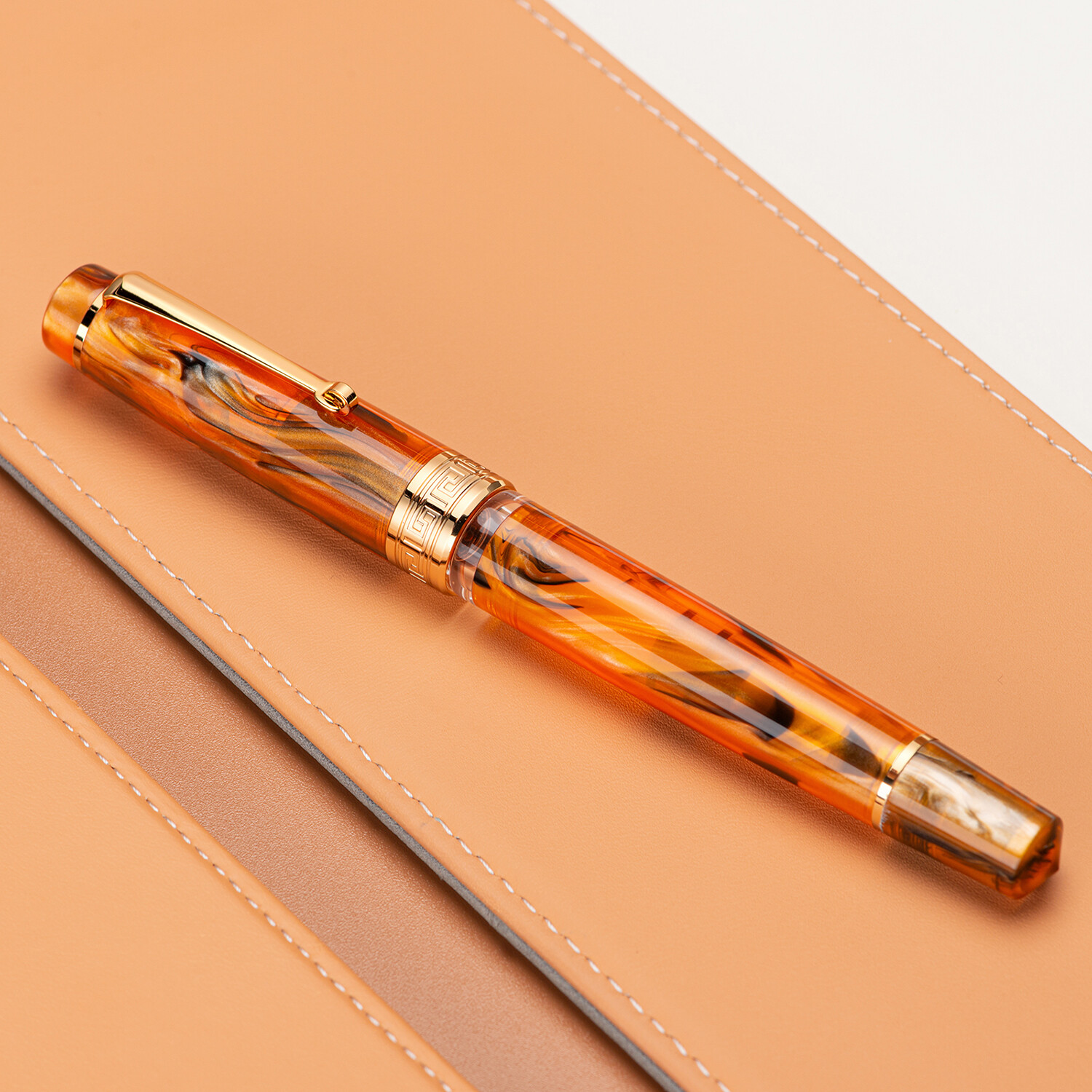 Asvine P20 Zuiger-vulpen, paarse hars, iridium medium penpunt, gouden accenten, geschikt voor zakelijke handtekeningen, glad schrijvende collectie, inclusief etuiset