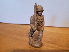 NICE 1940s MOLDED PLASTICS C13a  DIME STORE G.I. SOLDIER MARCHING