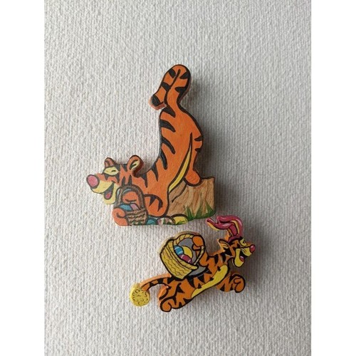 2 Set Vintage Disney Winnie the Pooh TIGGER Easter Holiday Pins Wood 90s Rare - Picture 3 of 3