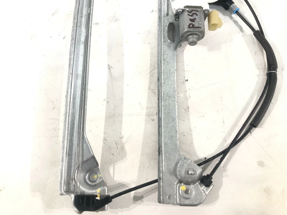 2007-2013 Chevrolet Avalanche Tahoe Yukon Front Passenger Regulator With Motor - Image 2 of 4