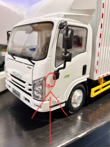 (FLAW) 1:18 Scale 2024 Isuzu Truck White Diecast Model Car - Picture 18 of 18