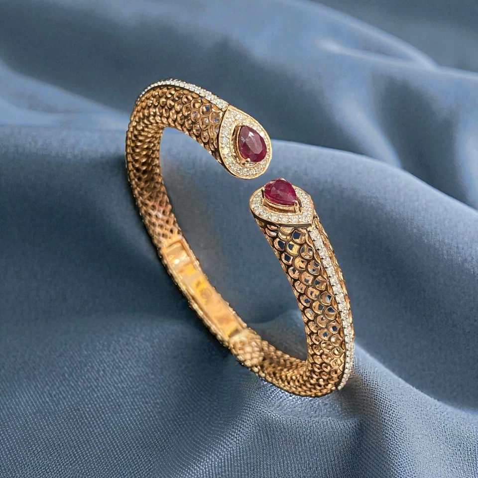 Stunning 3.70 Cts Round Brilliant Cut F/VS1 Diamonds Ruby Cuff Bracelet 18K Gold - Image 2 of 4