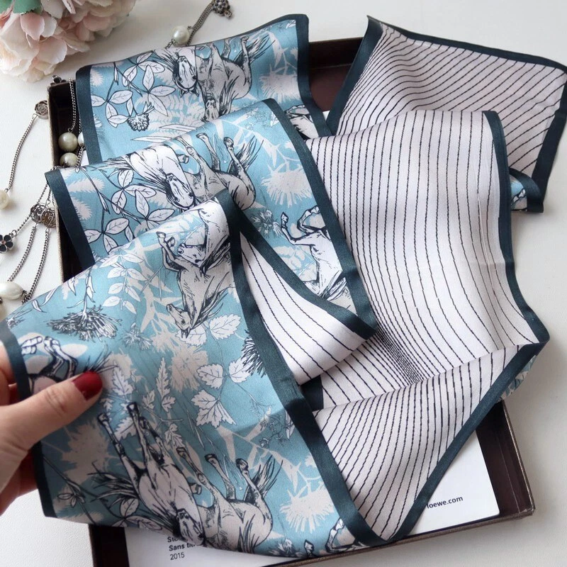 Bufanda oblonga cuello doble capa estampado caballos chal seda morera 100 % azul 145 cm Foto 4 de 4