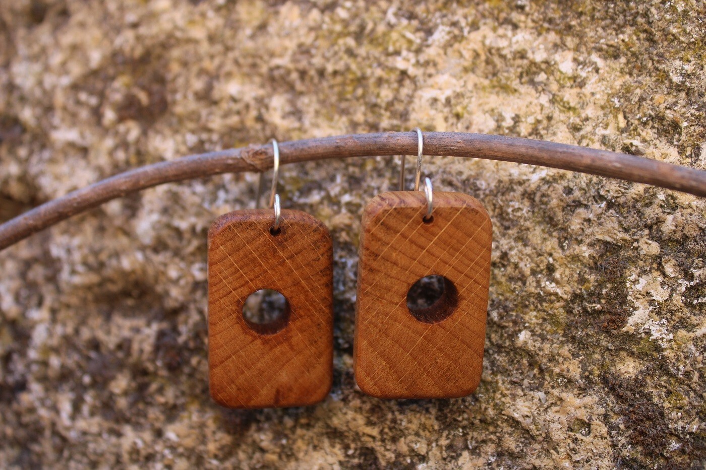 Boucles d'oreilles en chêne artisanales suspendues en bois fait main KOALA-SHOP