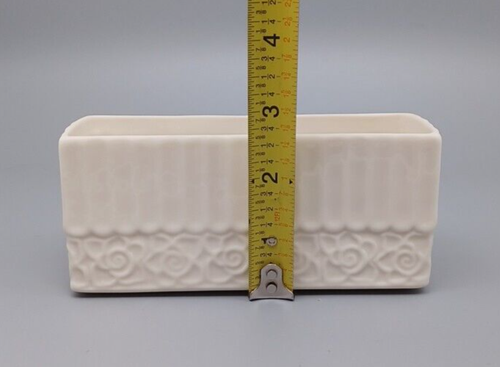 Plato de mantequilla de porcelana con patrón de encaje I. Godinger & Co sin base - Imagen 5 de 5
