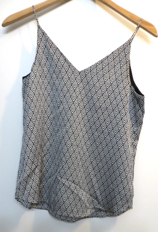 Camisa Express Mujer Pequeña Camiseta sin Mangas Negra Blanca Geométrica Correa de Espagueti Forrada Foto 4 de 4