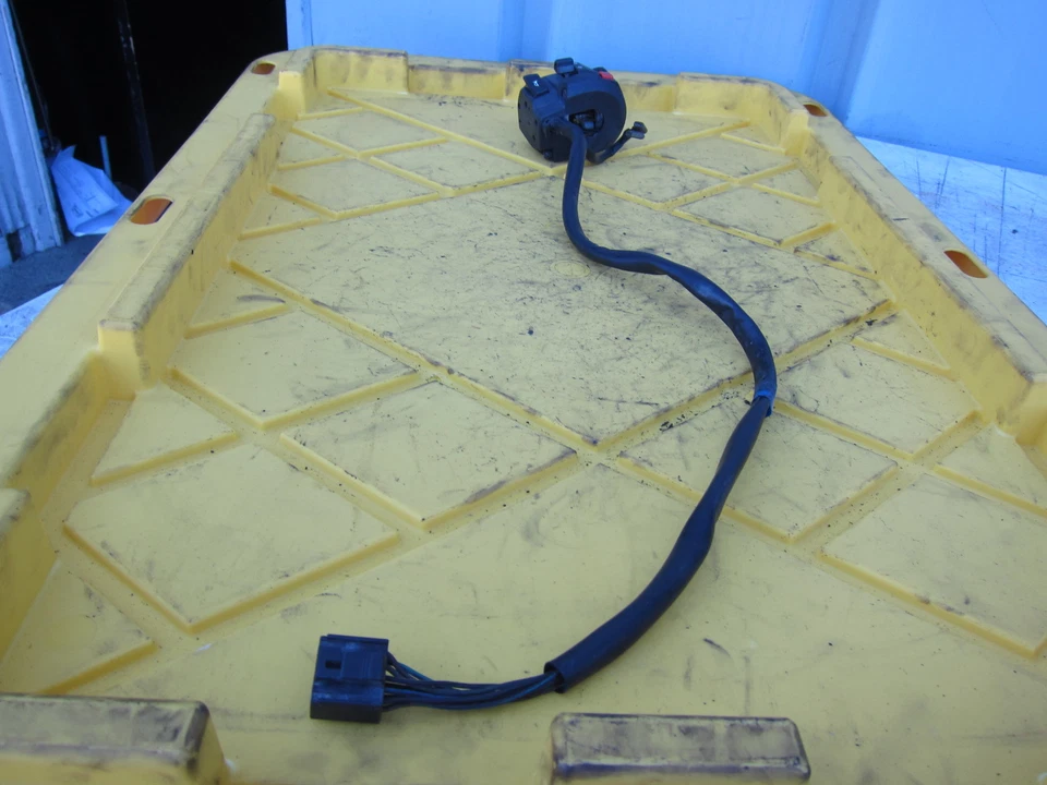 2008 SUZUKI KATANA 650 GSX650F OEM CLIPE ESQUERDO NA ALÇA INTERRUPTOR DE SINAIS DE BUZINA - Imagem 3 de 4