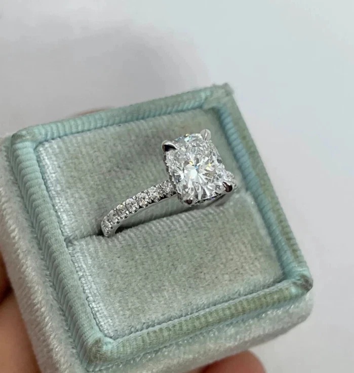 Alianza de diamantes cultivados en laboratorio IGI 2,20 quilates corte cojín VS1/G en oro blanco de 14 k Foto 2 de 4