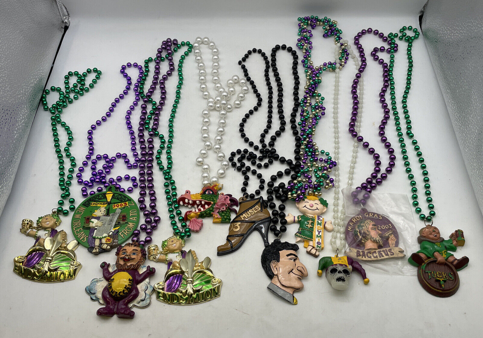 Mardi Gras Necklace Lot Large Pendant Beaded Dragon Endymion Bacchus & More Super opłacalne i tanie