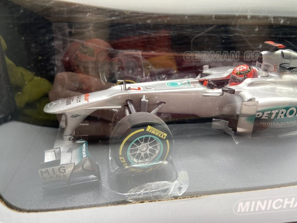MERCEDES AMG PETRONAS F1 TEAM SHOWCAR 2012 MICHAEL SCHUMACHER - MINICHAMPS 1/18 - Immagine 3 di 4