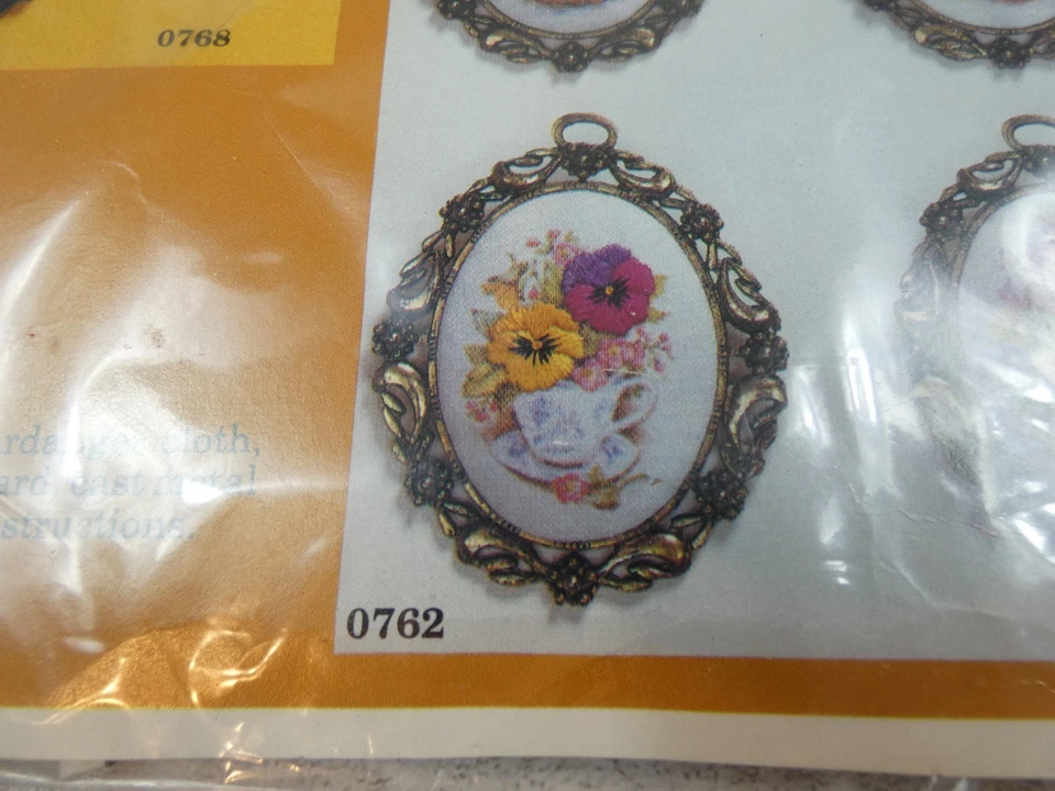 The creative Circle 762 Pansies Fram Vintage Craft Kit Granny Core - Image 3 of 4
