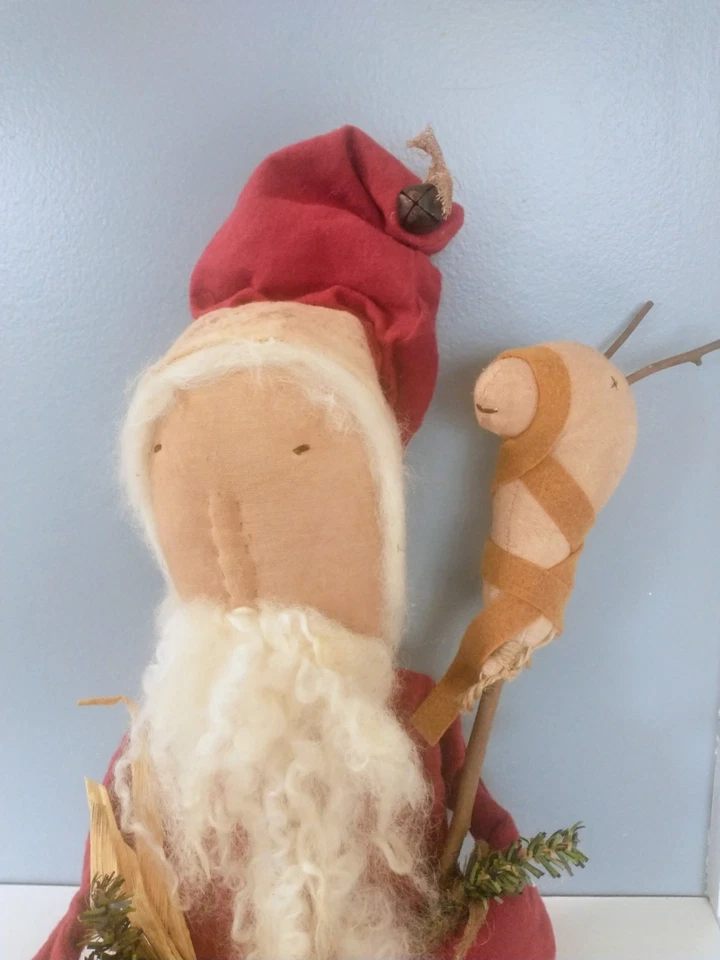 Muñeca de Papá Noel sucia arte popular primitivo 26" manchada de té sosteniendo un reno Foto 4 de 4