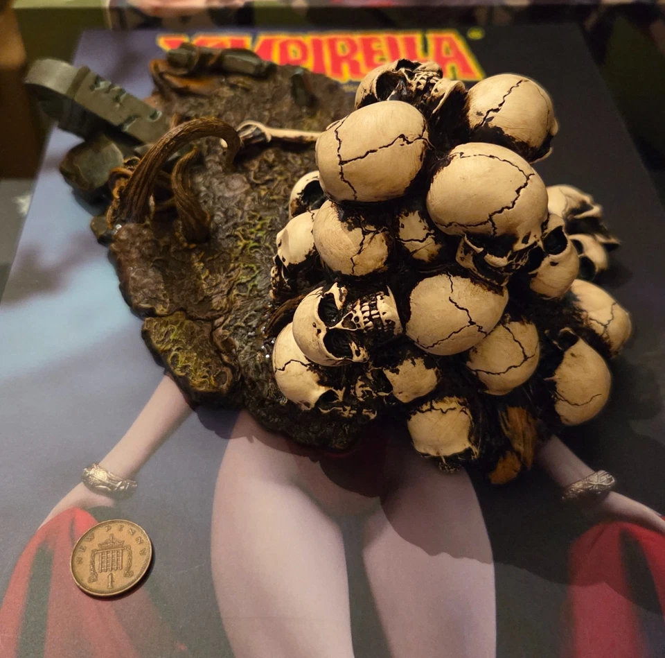 TBLeague Vampirella PL2017-101-A Asian Female Diorama Base loose 1/6th scale - Image 2 of 3