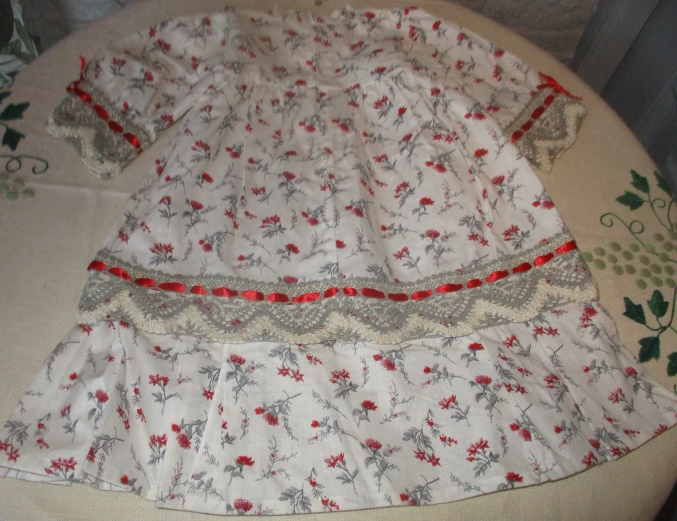 MAGNIFIQUE ROBE TISSU IMPRIME FLEUR AVEC DENTELLE ET RUBAN POUR POUPEE ANCIENNE - Photo 4/4
