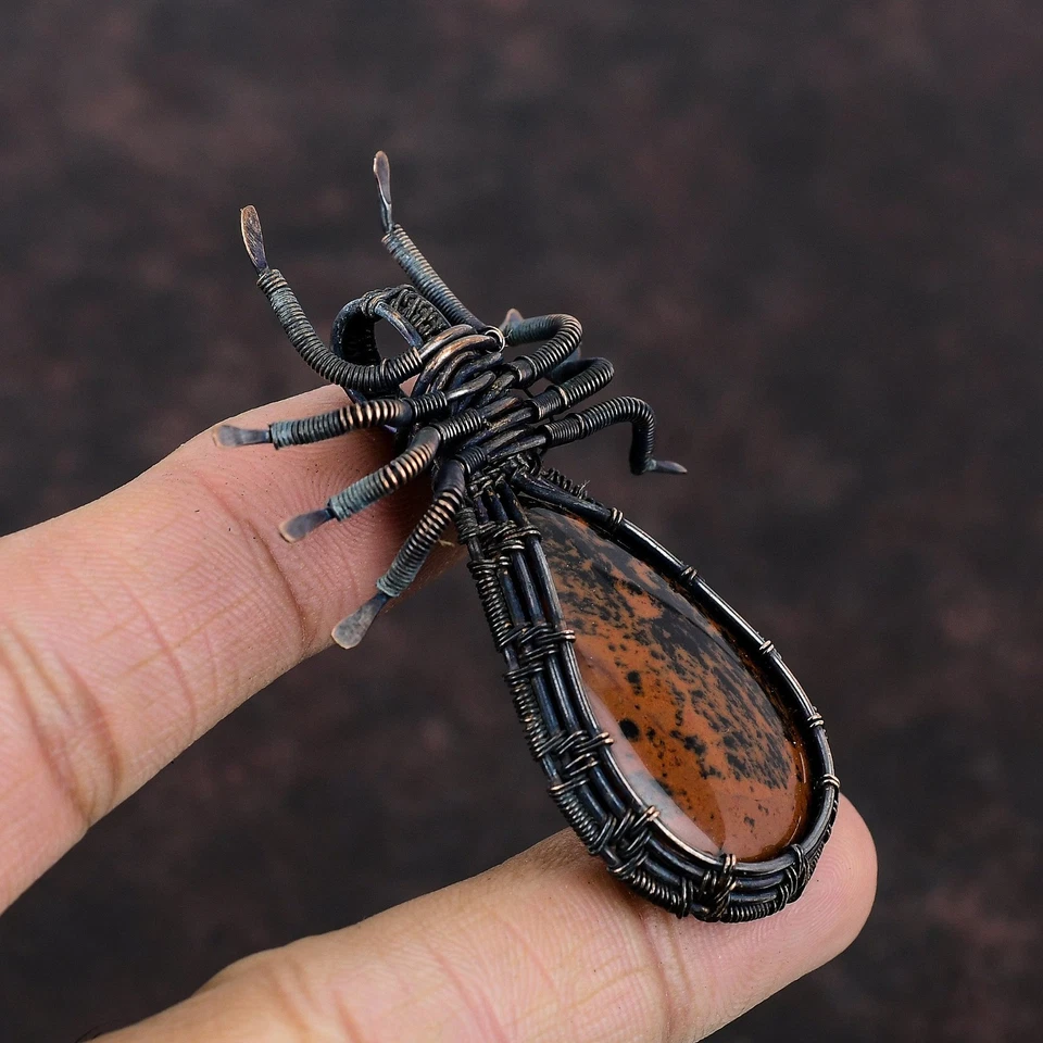 Colgante de cobre con alambre envuelto en alambre de aniversario de obsidiana de caoba y esposa araña Foto 3 de 4
