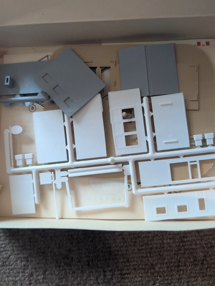 N Scale EXXON SERVICE STATION Kit Model Power New in open Box 1503 - Image 2 of 2