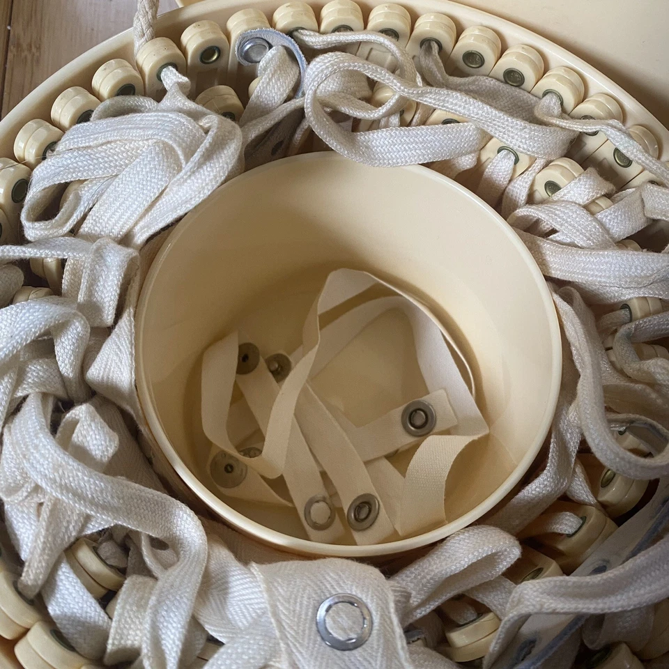 Falda Aro Plegable Marco Crinolina Belle O' the Ball con Estuche Años 50 De Colección Foto 3 de 4