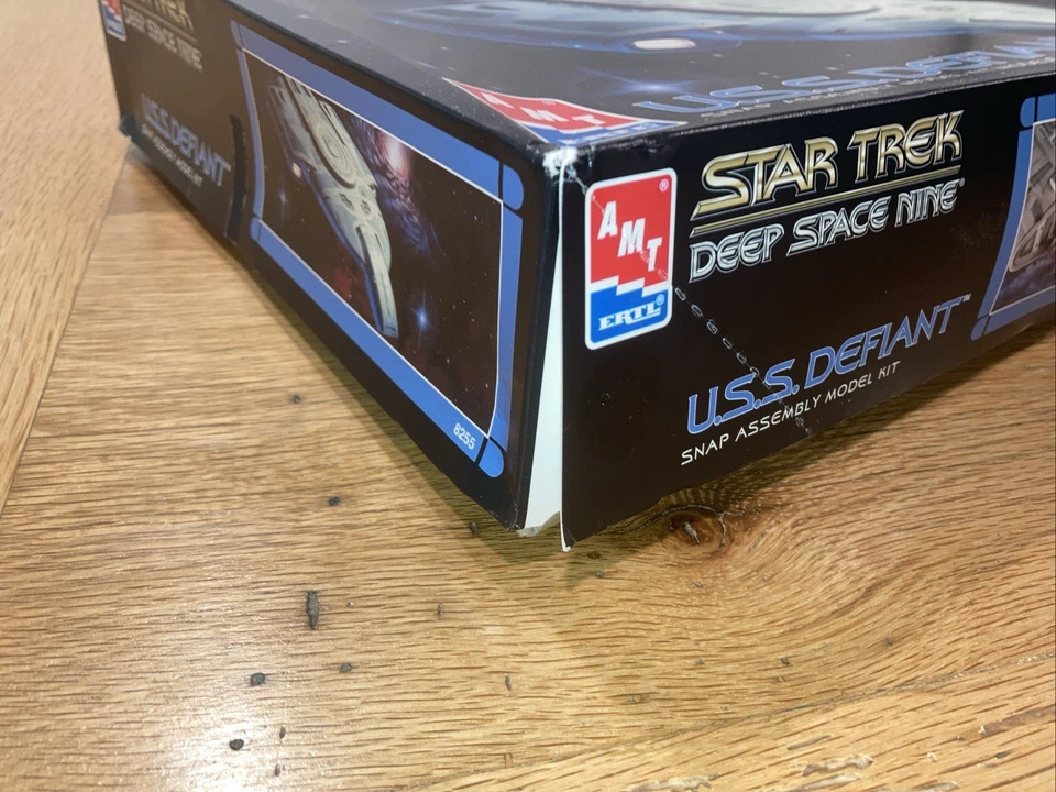 1/420 AMT STAR TREK DEEP SPACE NINE USS DEFIANT #8255 NEW MODEL KIT-Open Box - Image 3 of 4
