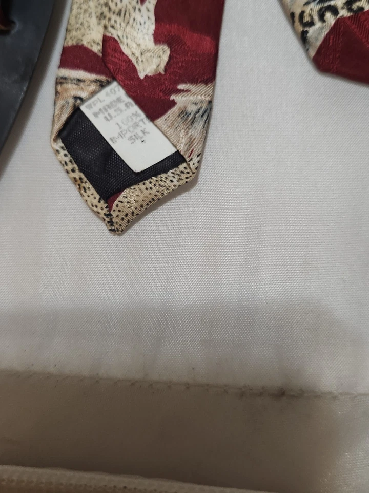 Vtg WEMBLEY 100% Silk Tie Endangered Species Lion & Leopard Red Necktie - Image 3 of 3
