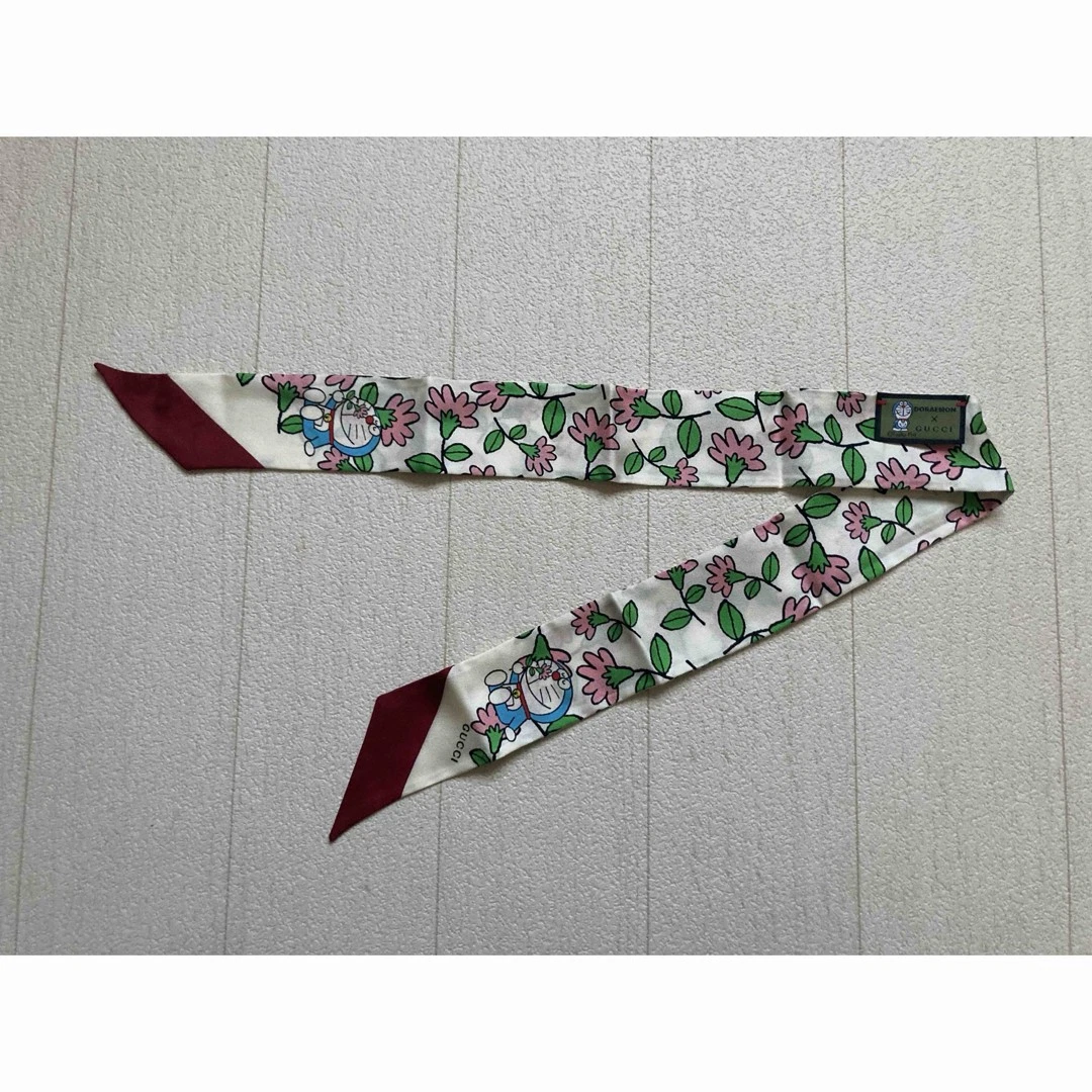 Foulard en soie Doraemon x GUCCI