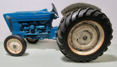 Vintage Ford 4000 Utilty Tractor For Parts Or Restoration  1/12 Scale