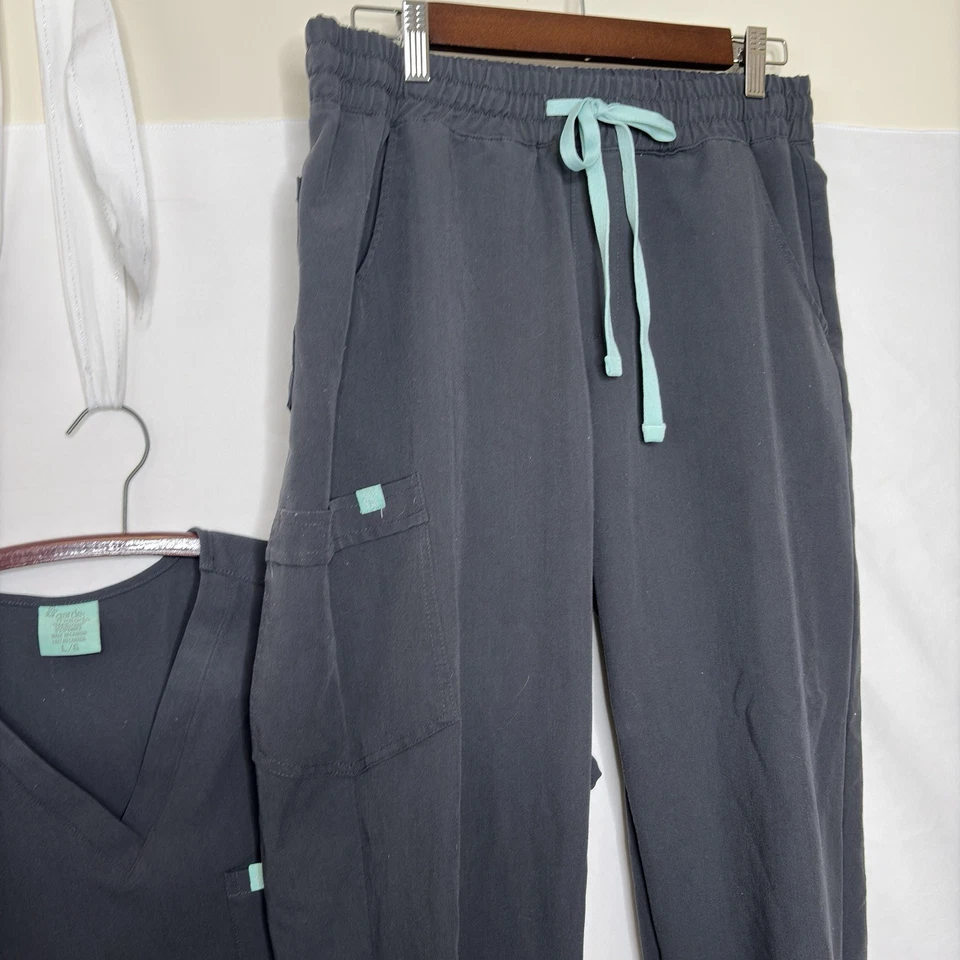 Conjunto Exfoliante Garde Malade Talla Grande Gris y Verde Azulado Cuello en V Pantalones de Correr Usado en Excelente Condición Foto 4 de 4