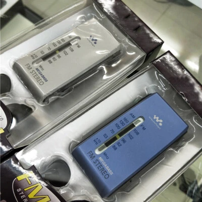 SRF-S84 Radio FM/AM Super Compact Radio Walkman Analogue Tune- Silver/Blue/gold - Bild 1 von 4