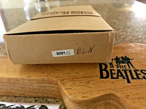 Reloj The Beatles Estuche para Guitarra de Madera Sólida Inglaterra Apple Corp Ltd De Colección - Imagen 9 de 9