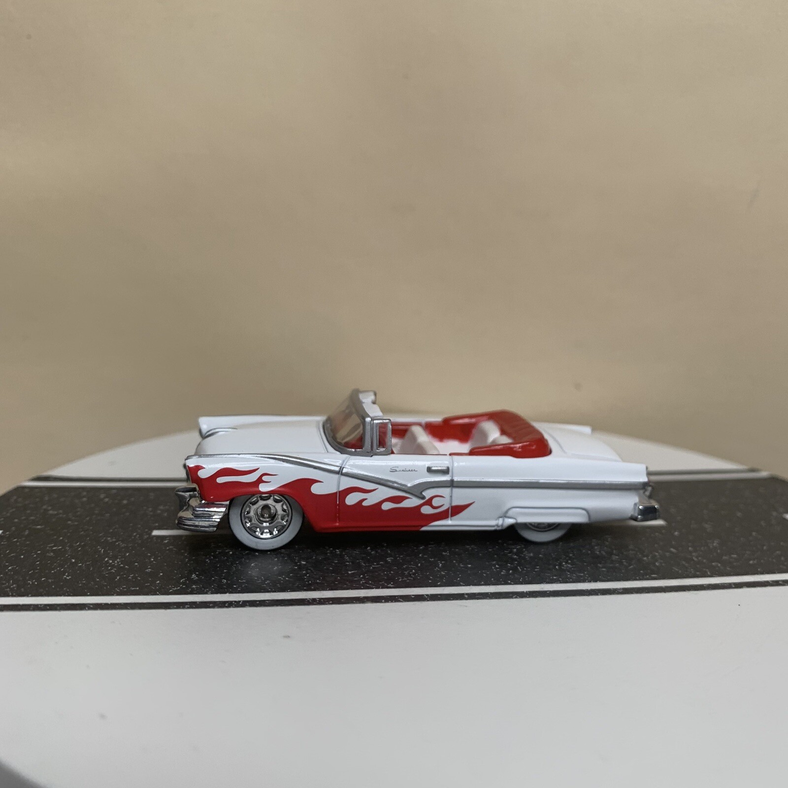 Matchbox Collectibles Elvis Drive-In 1956 Ford Fairlane Sunliner White & Red NM
