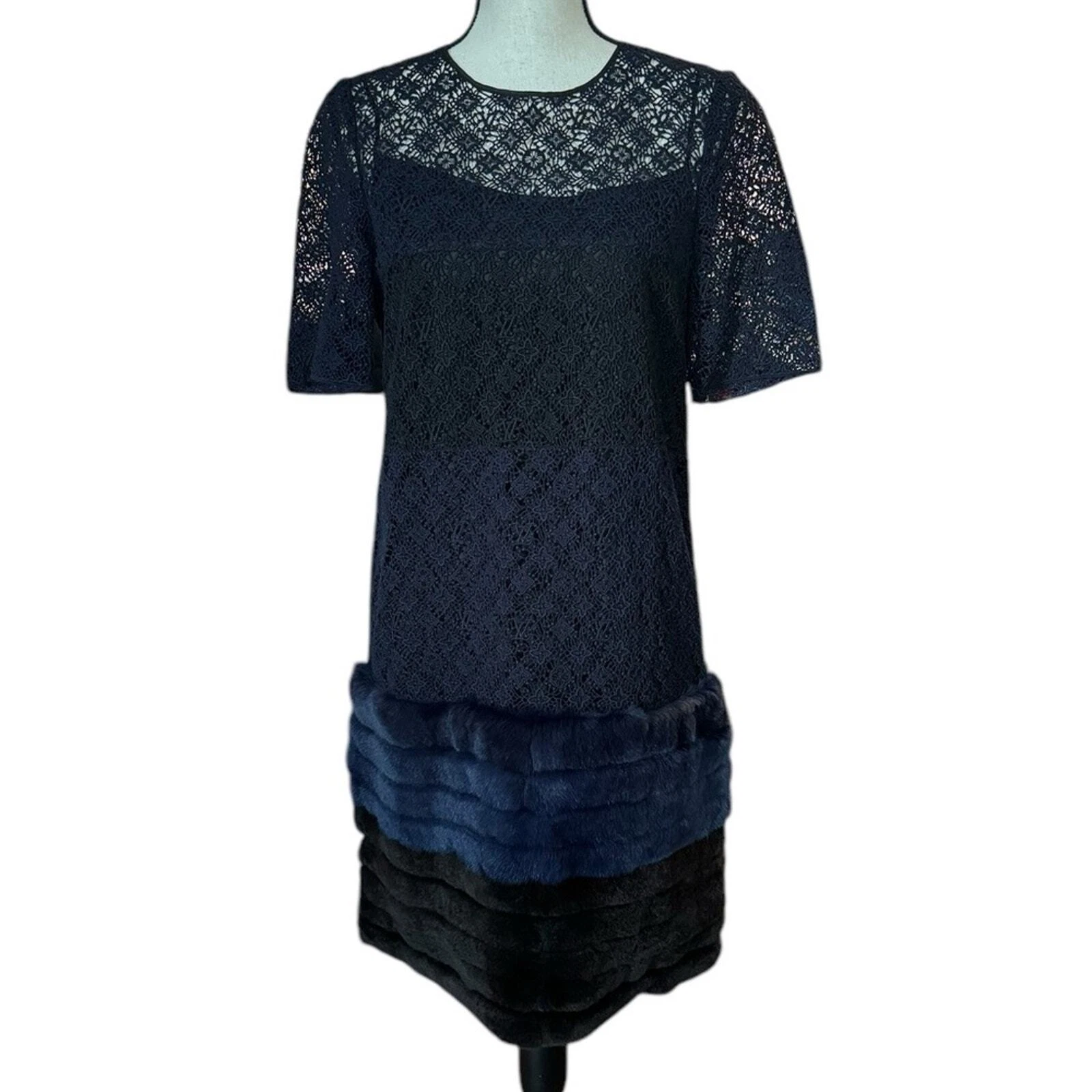 LOUIS VUITTON（LV） Abito vintage Louis Vuitton pizzo e pelliccia blu navy e nero taglia 38