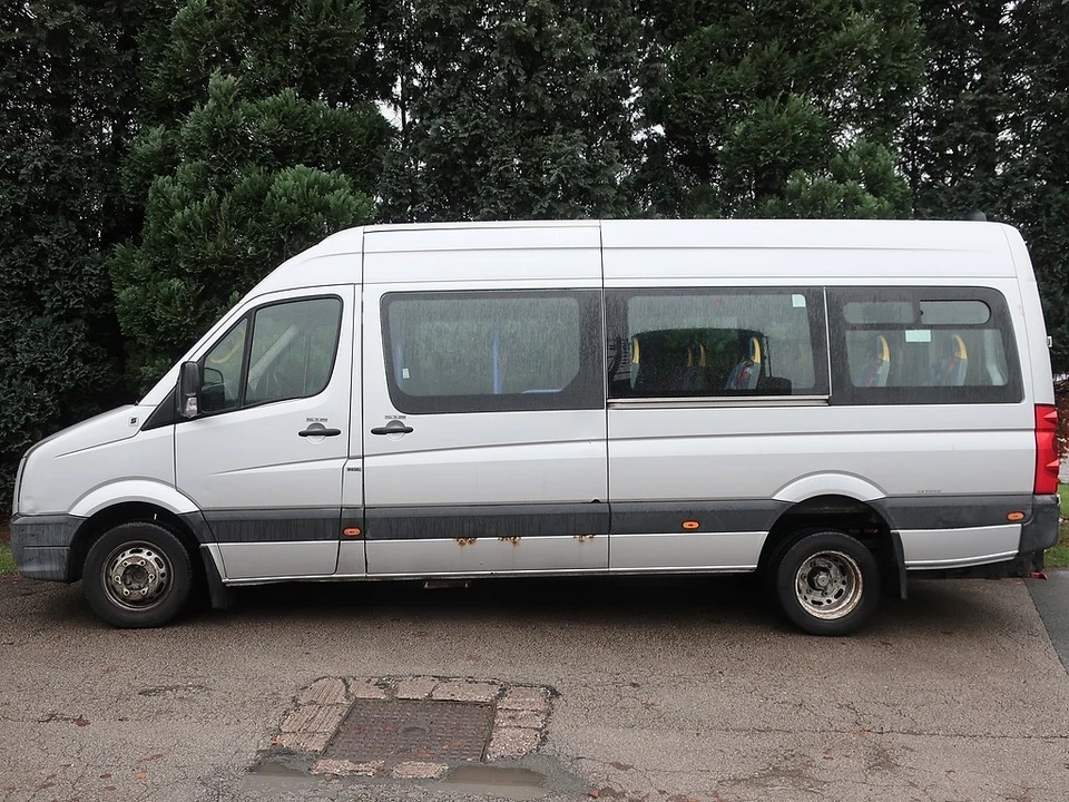 2010 (59) Volkswagen Crafter CR50 16 Seat Wheelchair Minibus, MOT AUG 2026, S/H - Image 2 of 4