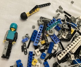 LEGO Technic Racing Figure w/ Turquoise Helmet & Related Pieces - 8233 8239 