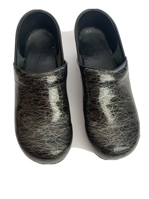 dansko scribble print clogs