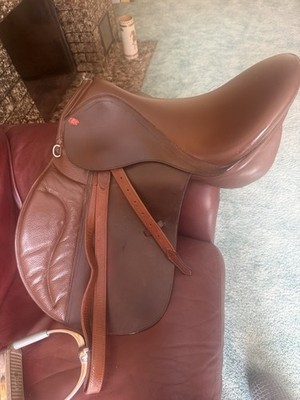 Duett Rondo Brown All Purpose English Saddle 18/32 w/Cover And Stirrups/Leathers