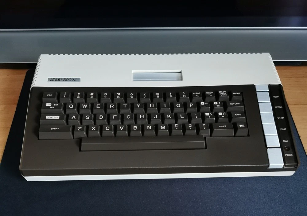 Atari 800 XL s krabicou, zdrojom a TV káblom - otestované