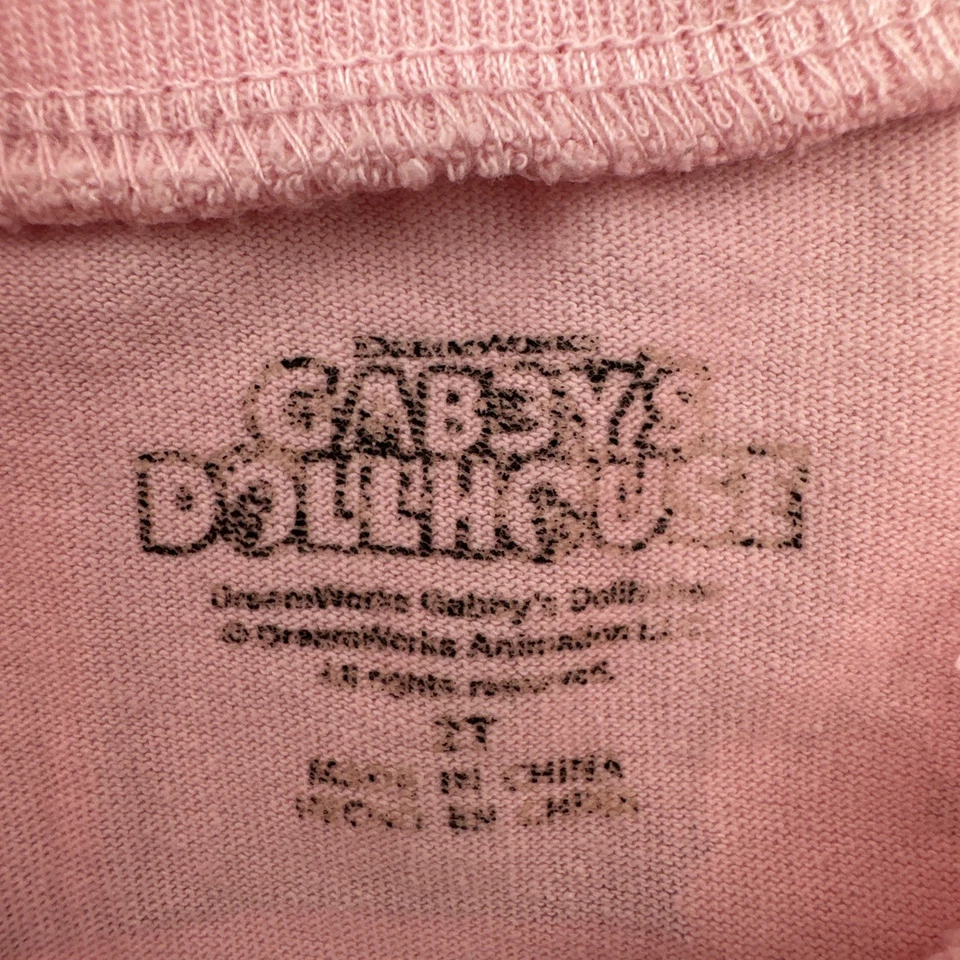 Casa de muñecas Gabby’s niñas pequeñas talla 2T rosa estampado gráfico logotipo brillo. #36455 Foto 3 de 4