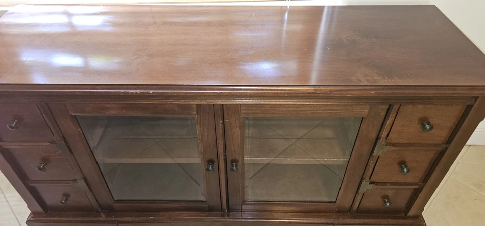 Aparador de comedor tradicional de madera maciza de Martin Home  Foto 4 de 4