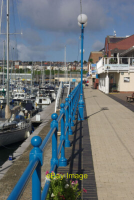 Foto 6x4 Milford Haven Marina Geschäfte Cafés und Restaurants wurden deve c2010