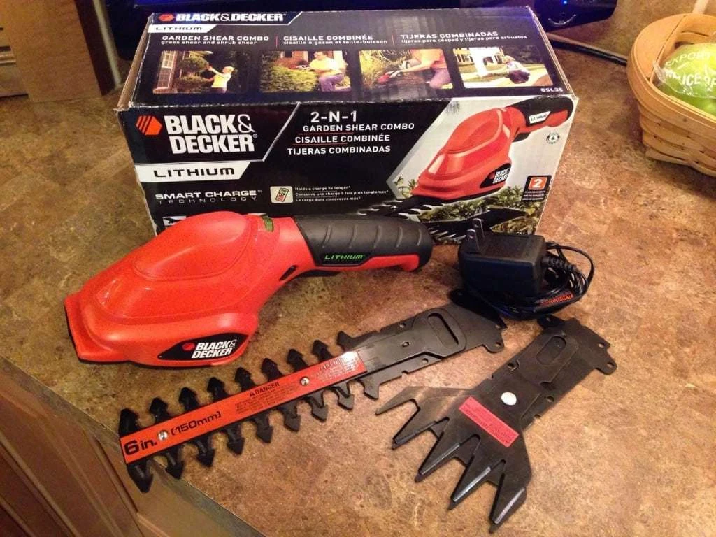 NEW BLACK DECKER GSL35 3.6 VOLT CORDLESS GRASS SHEARS AND SHRUBBER COMBO  7131923