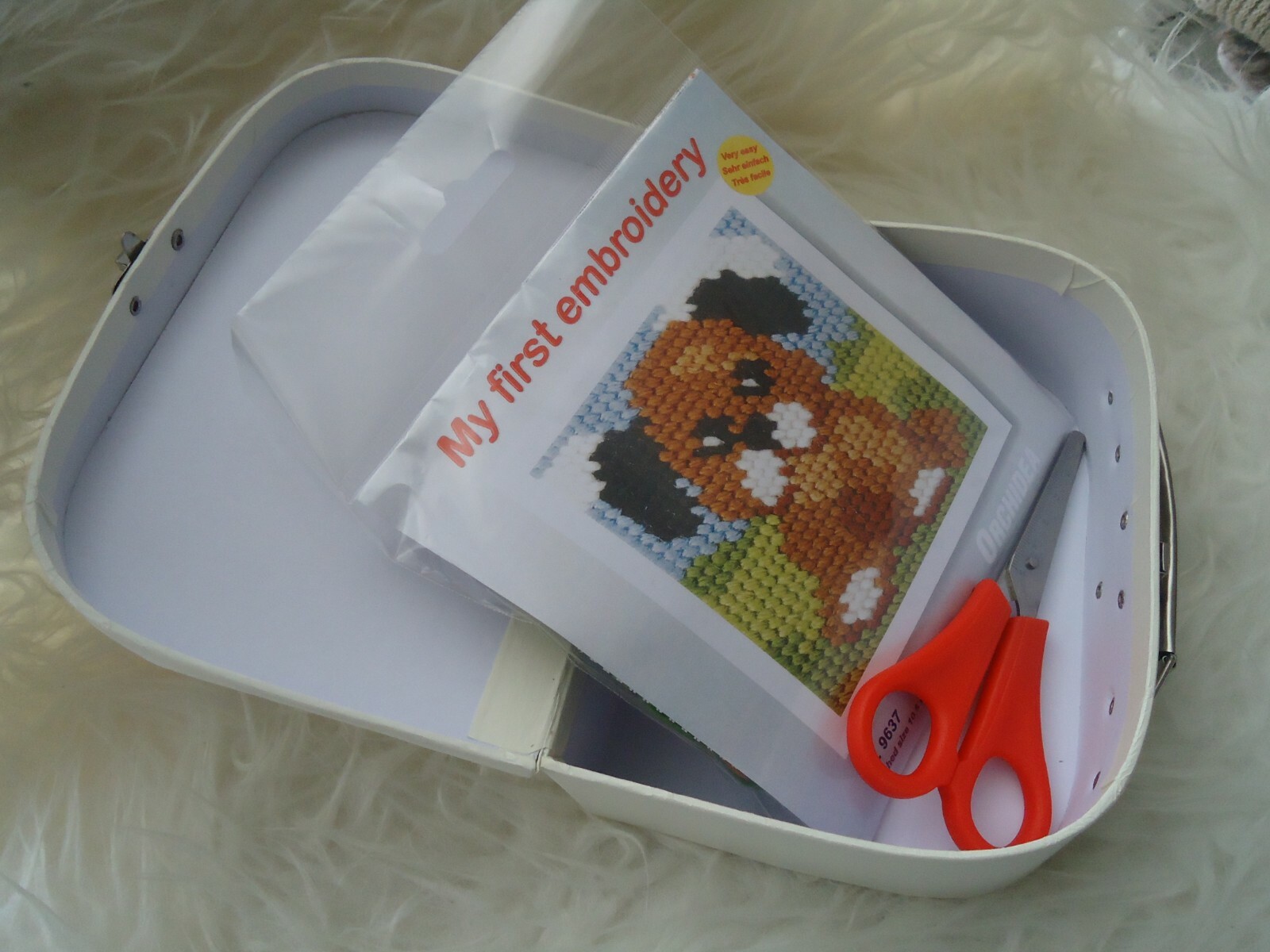 Kit broderie canevas chien avec ciseaux de précision et mallette de rangement