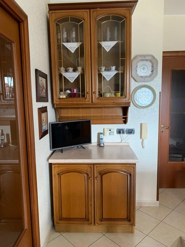 cucina componibile usata produttore Gatto con sportelli in legno massello - Immagine 3 di 4