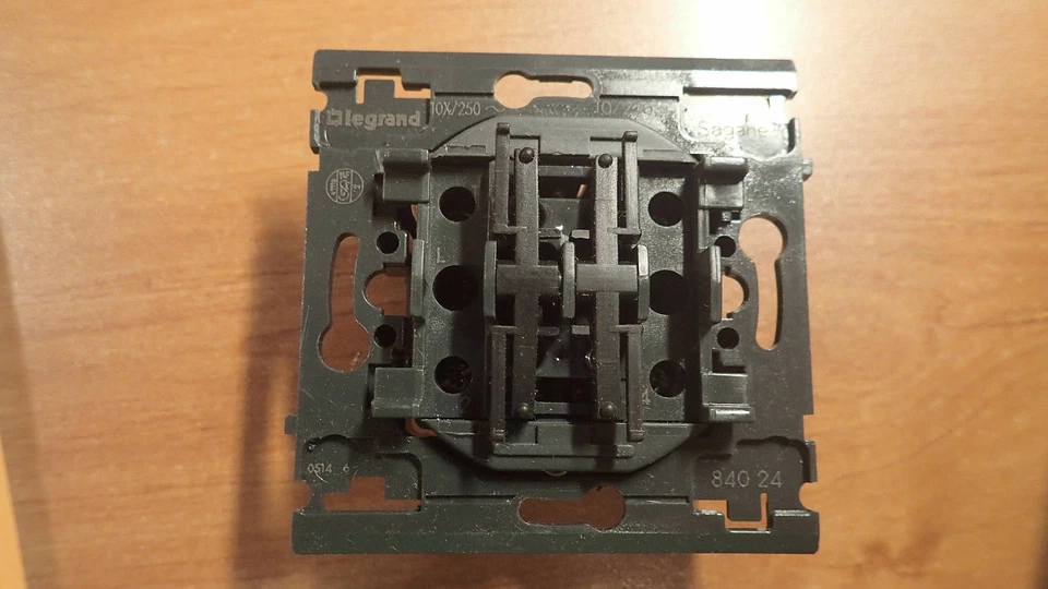 LEGRAND SAGANE 84024 - 840 24 - Interrupteur et Poussoir - A L'UNITE