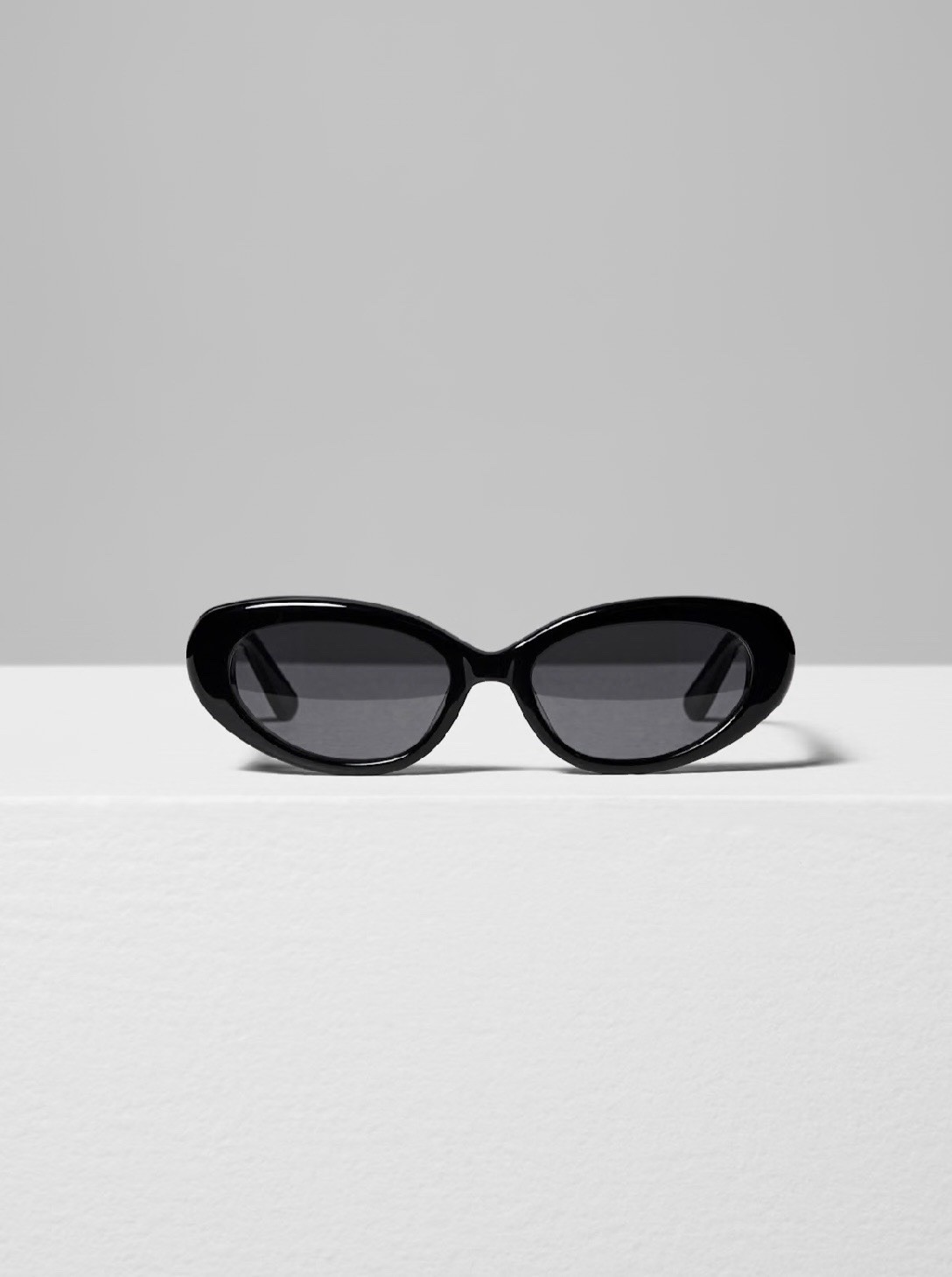 Aritzia Thistles Coco Cat Eye Sunglasses Black Frame Gray Tinted Lenses
