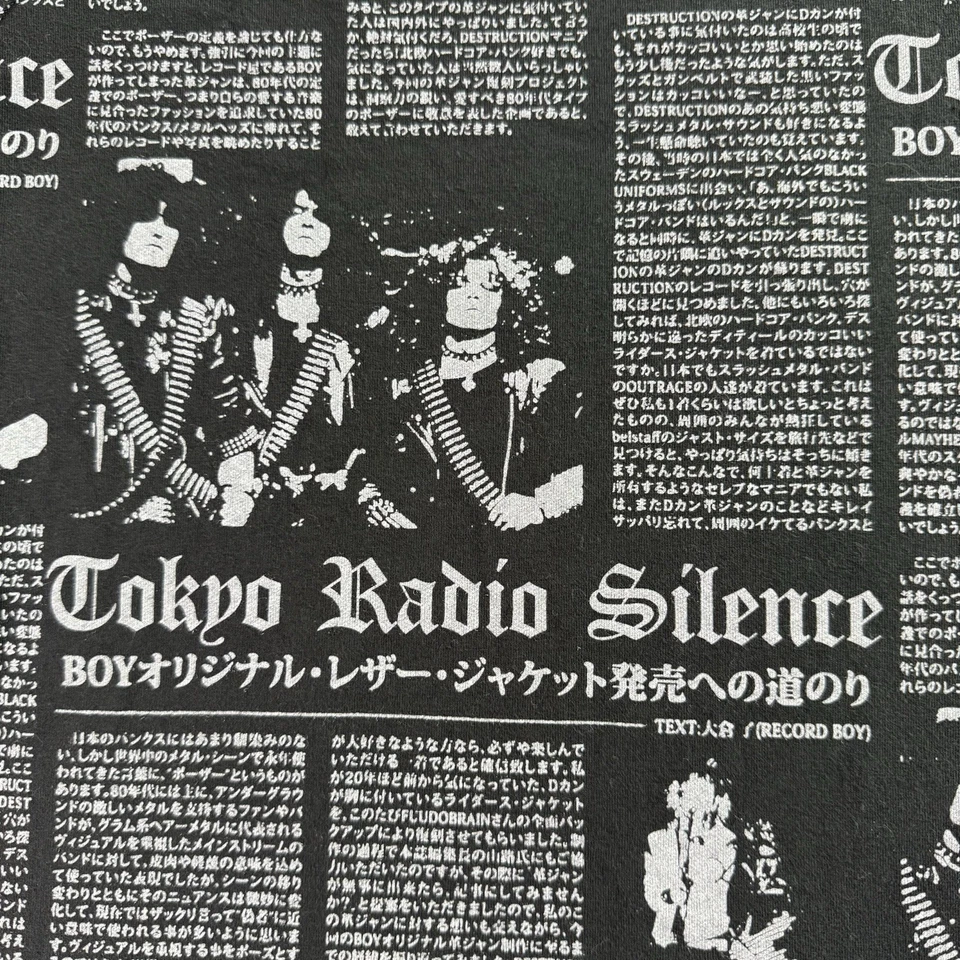 Camisa Brandy Melville Manga Corta Periódico Tokio Radio Silencio Bebé Muñeca Recortada Foto 3 de 4