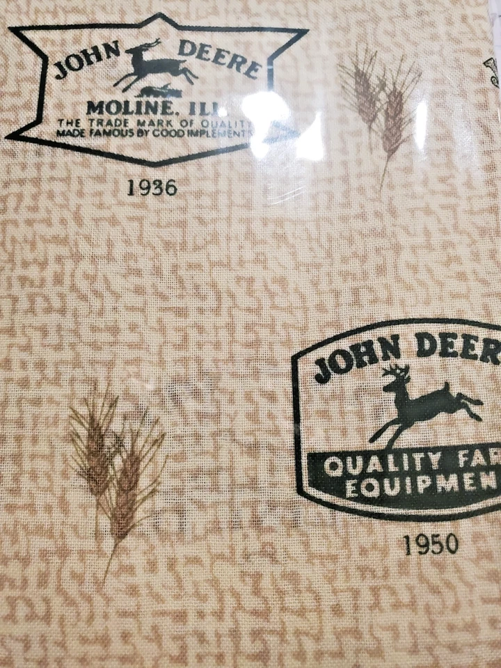 Tecido de algodão John Deere bronzeado e branco com logotipos e trigo quase 3/4 jardas x 44 pol - Imagem 2 de 2